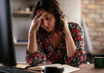 Wordt PMS erger als je ouder wordt? Dit speelt mee